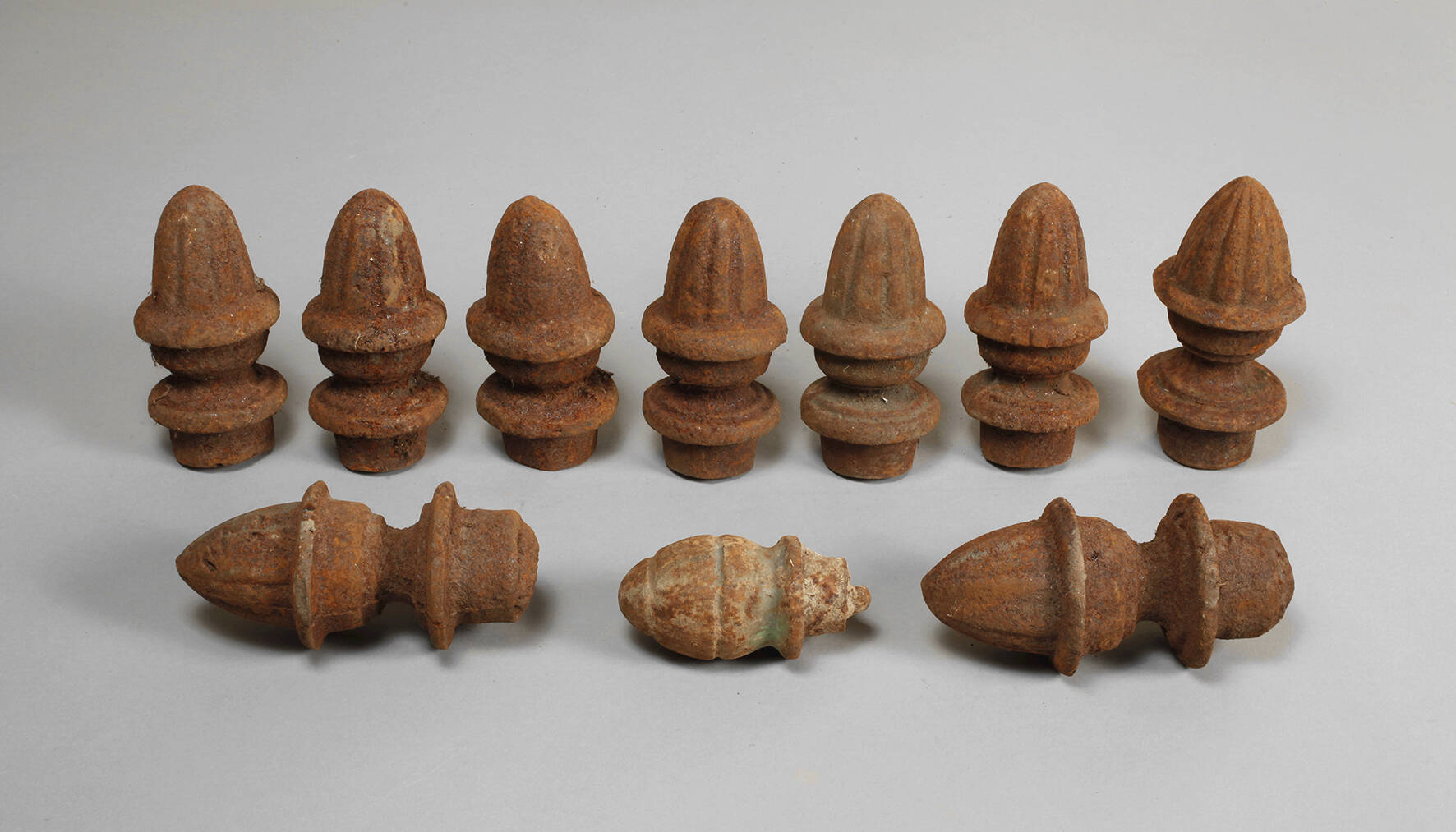 Zehn Säulenabschlüsse