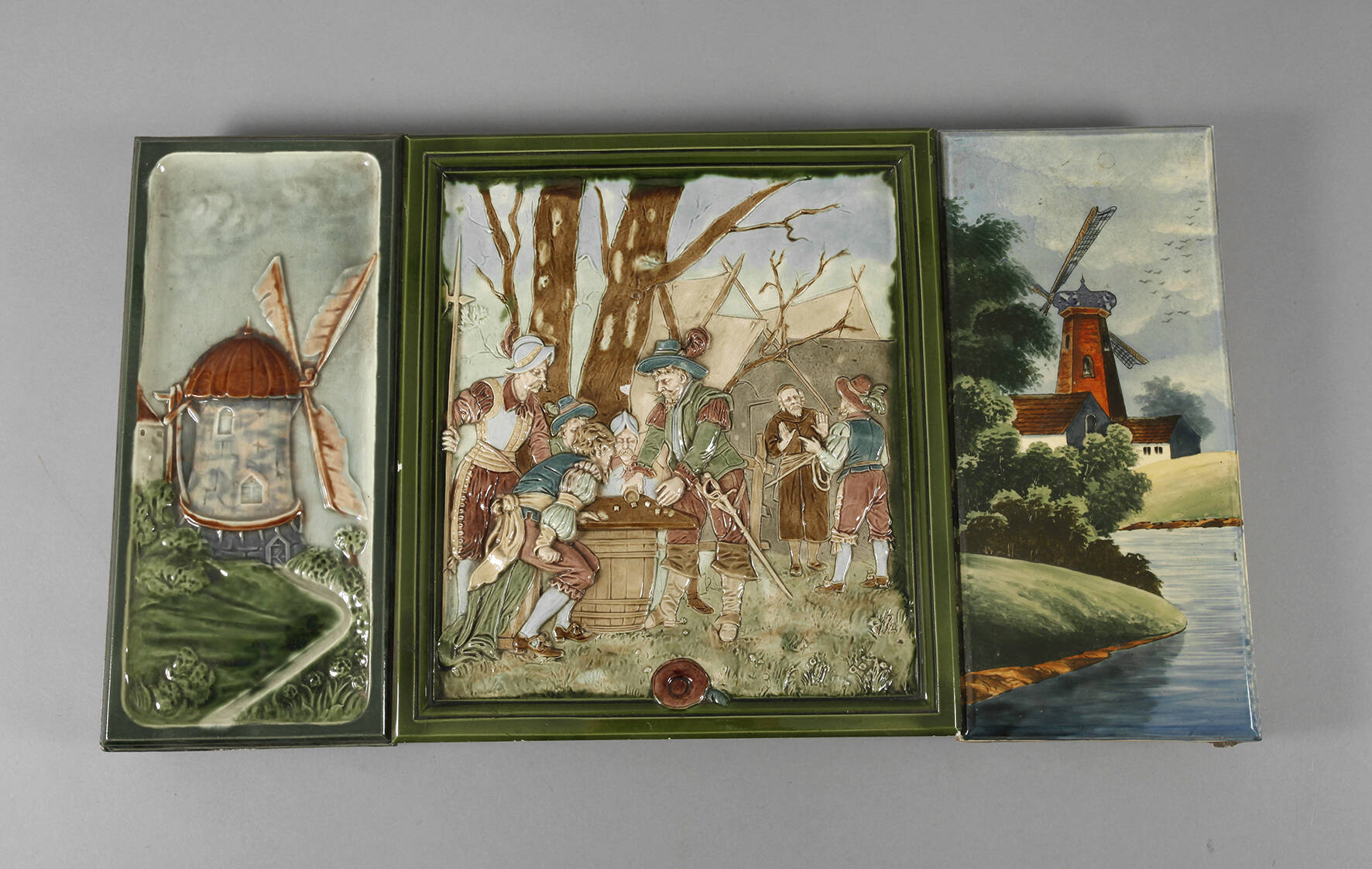 Drei bemalte Ofenkacheln