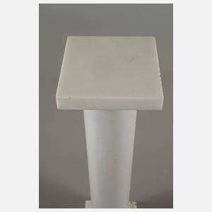 Vier kleine Marmorsäulen