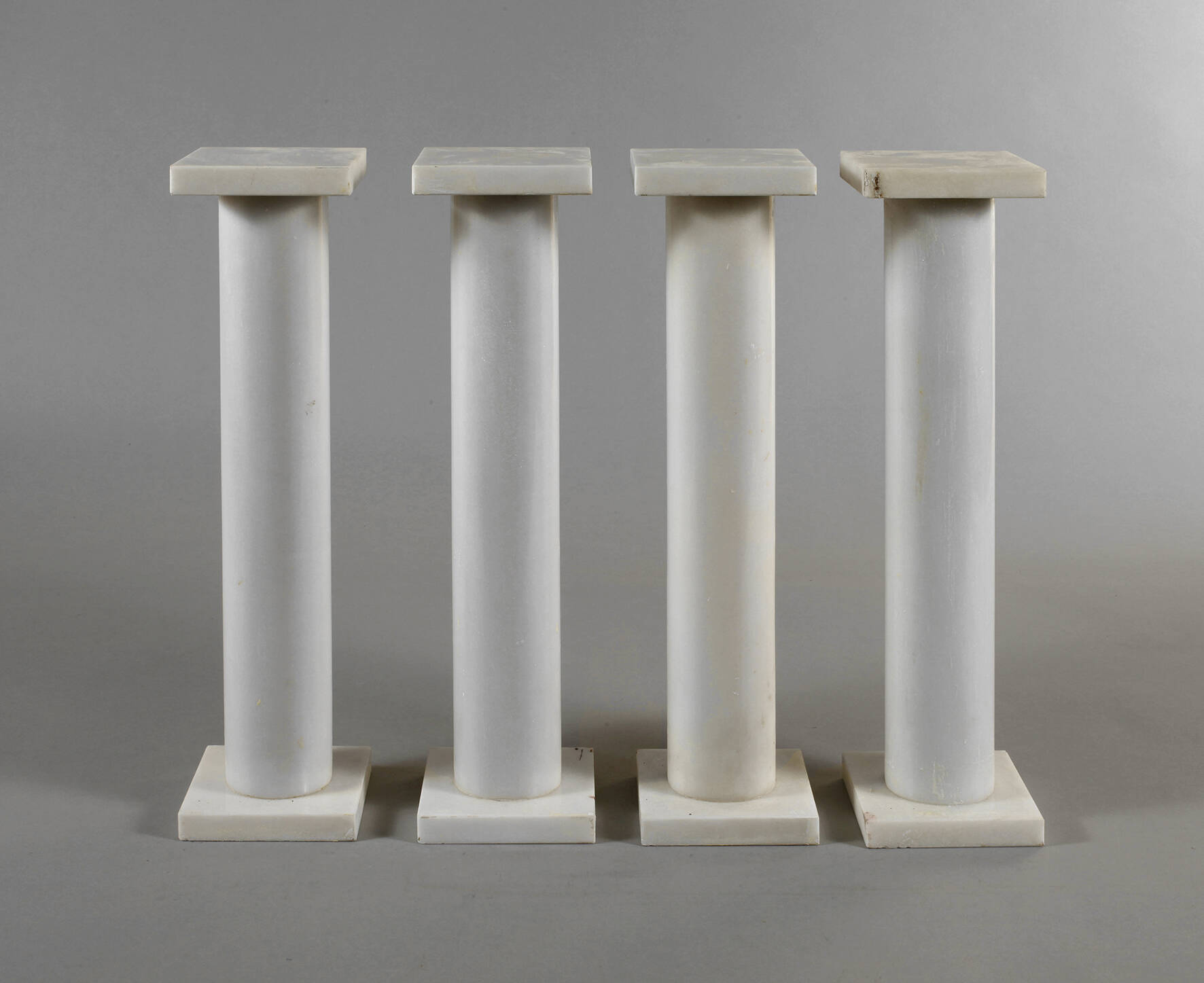 Vier kleine Marmorsäulen