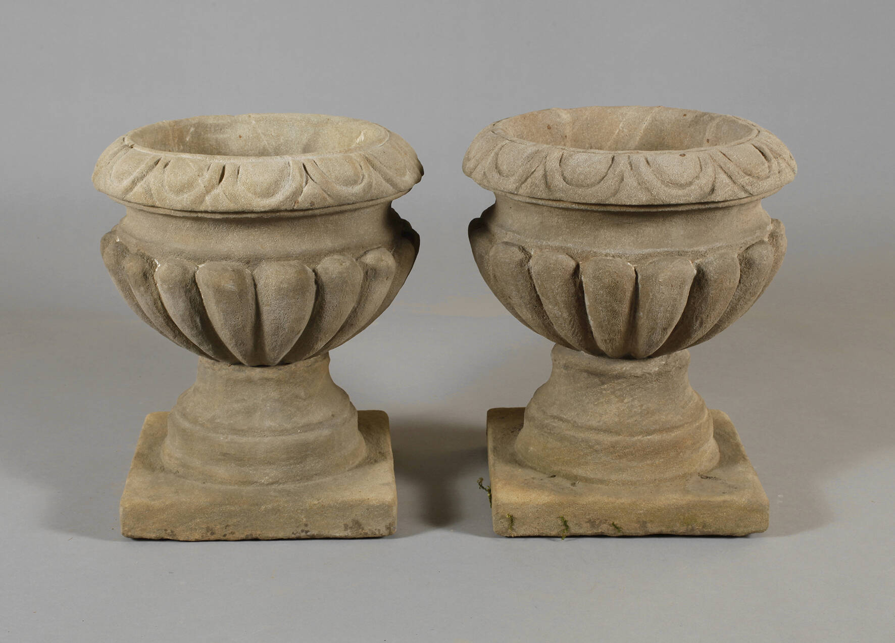 Paar Gartenvasen Sandstein