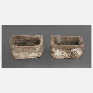 Paar große Sandsteintröge