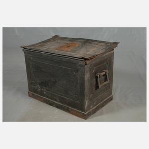 Kleine Eisentruhe