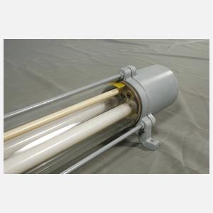 Drei große Industrielampen