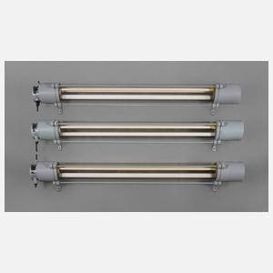 Drei große Industrielampen