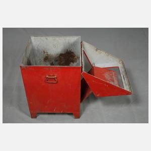 Paar Metallbehälter Feuertrotz
