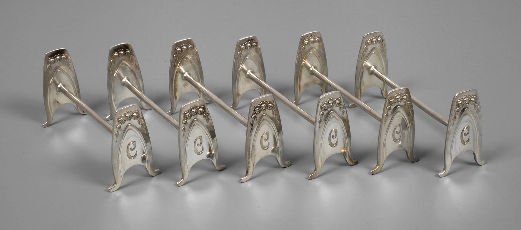 Sechs Jugendstil-Messerbänkchen mit Rosenmotiv