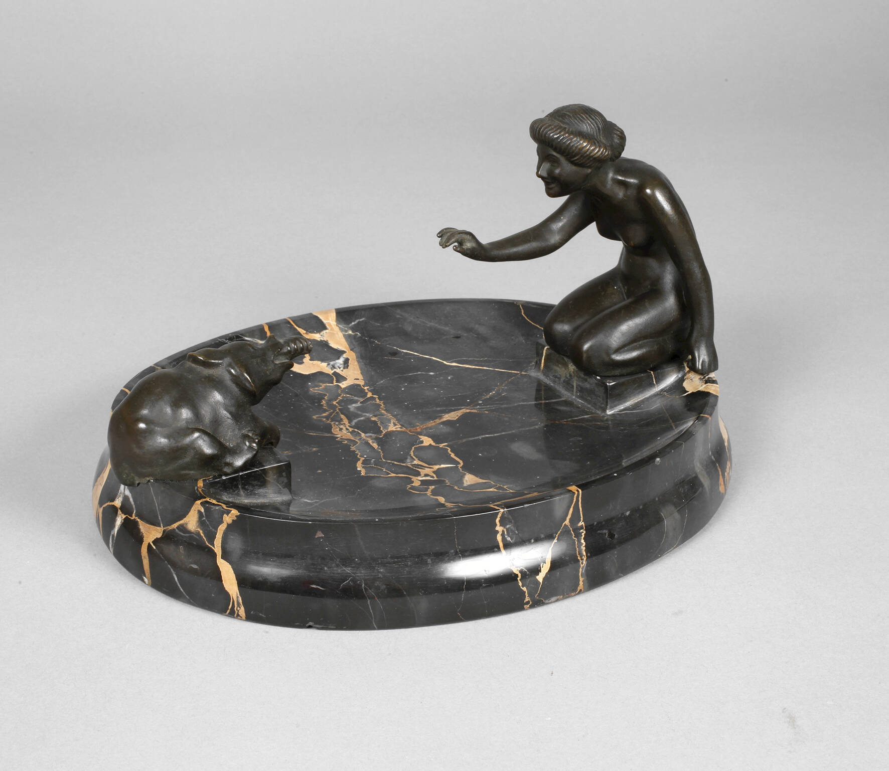 Figürliche Visitenkartenschale