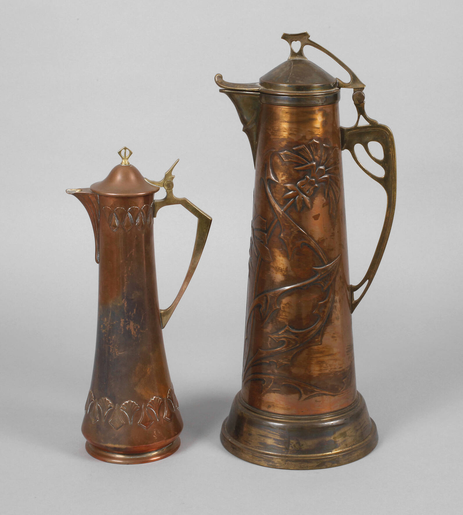 Zwei Jugendstil-Schenkkannen