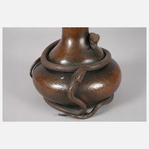 Große Kupfervase mit Schlangen