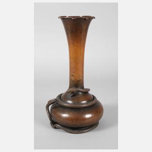 Große Kupfervase mit Schlangen