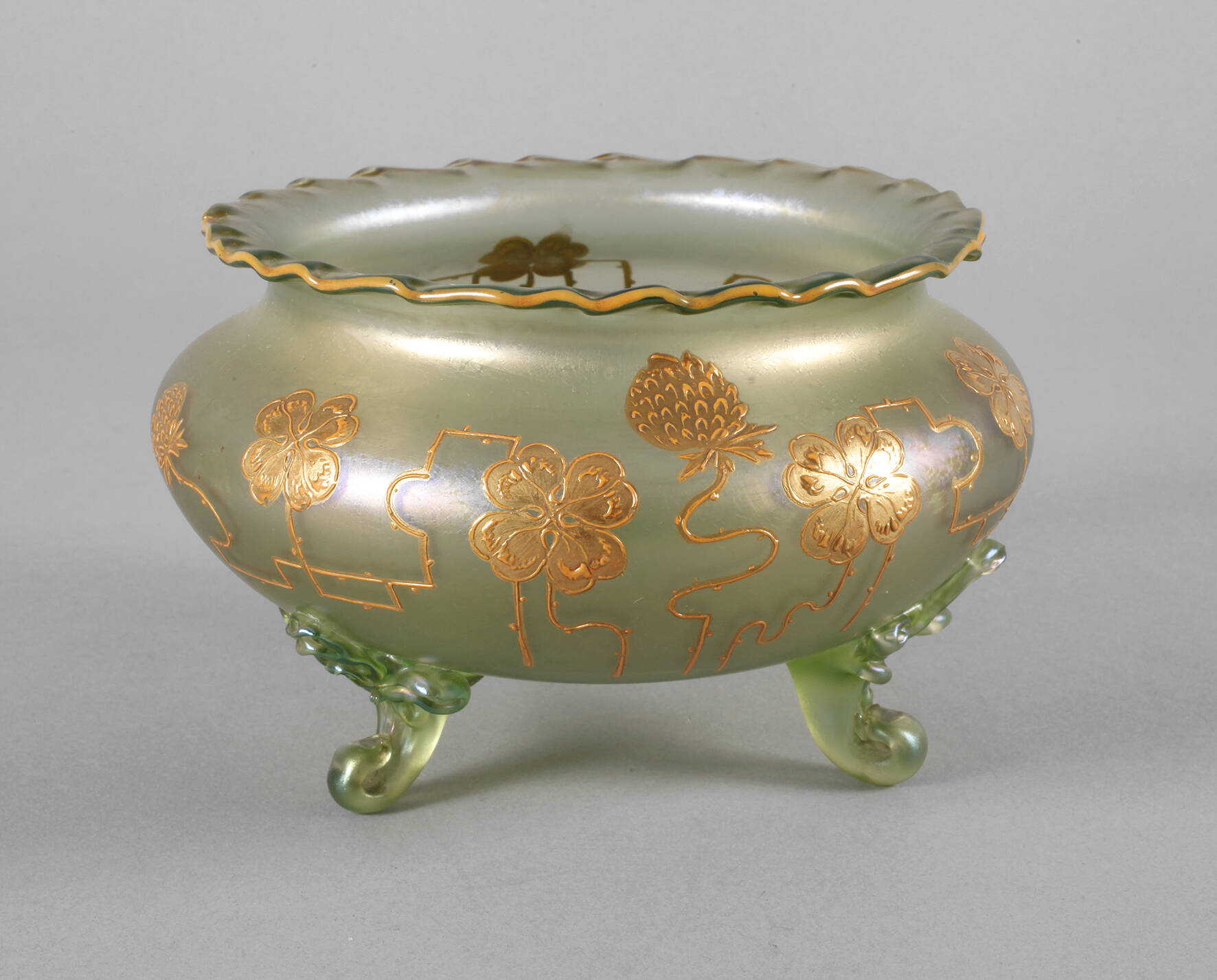 Lötz Wwe. Fußschale mit Reliefgoldmalerei