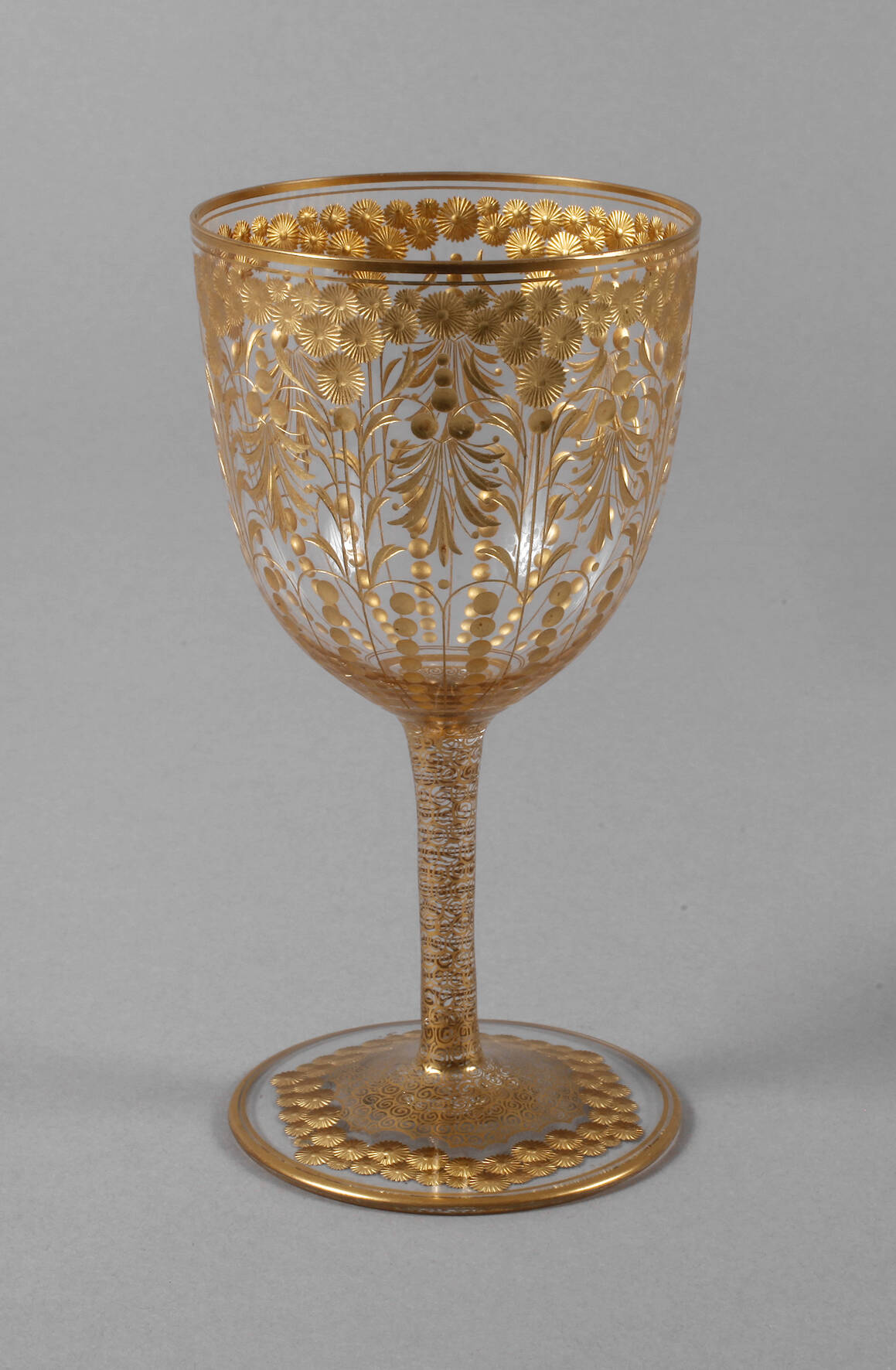 Trinkglas mit opulentem Golddekor