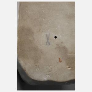 Meissen ”Kind, auf einem Kissen sitzend”