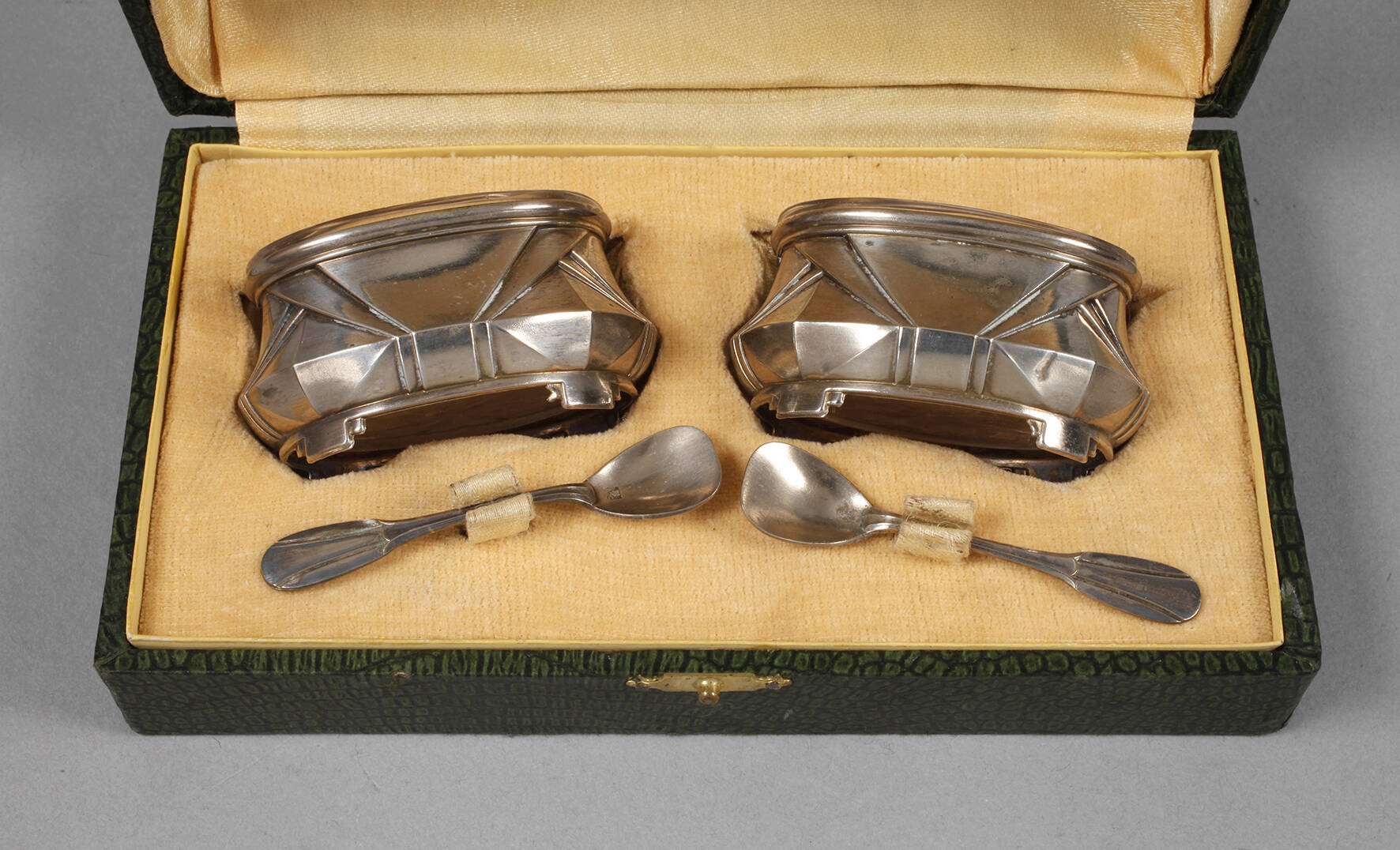 Paar Salieren im Etui