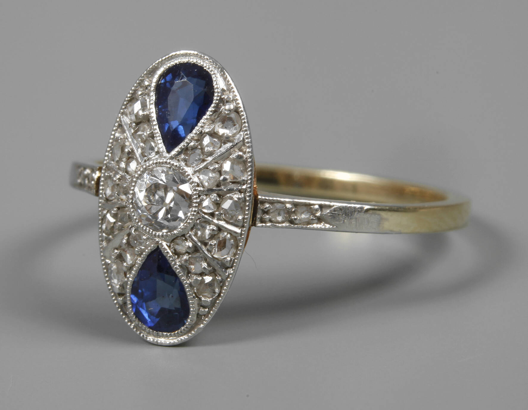 Art déco-Damenring mit Saphir und Diamanten