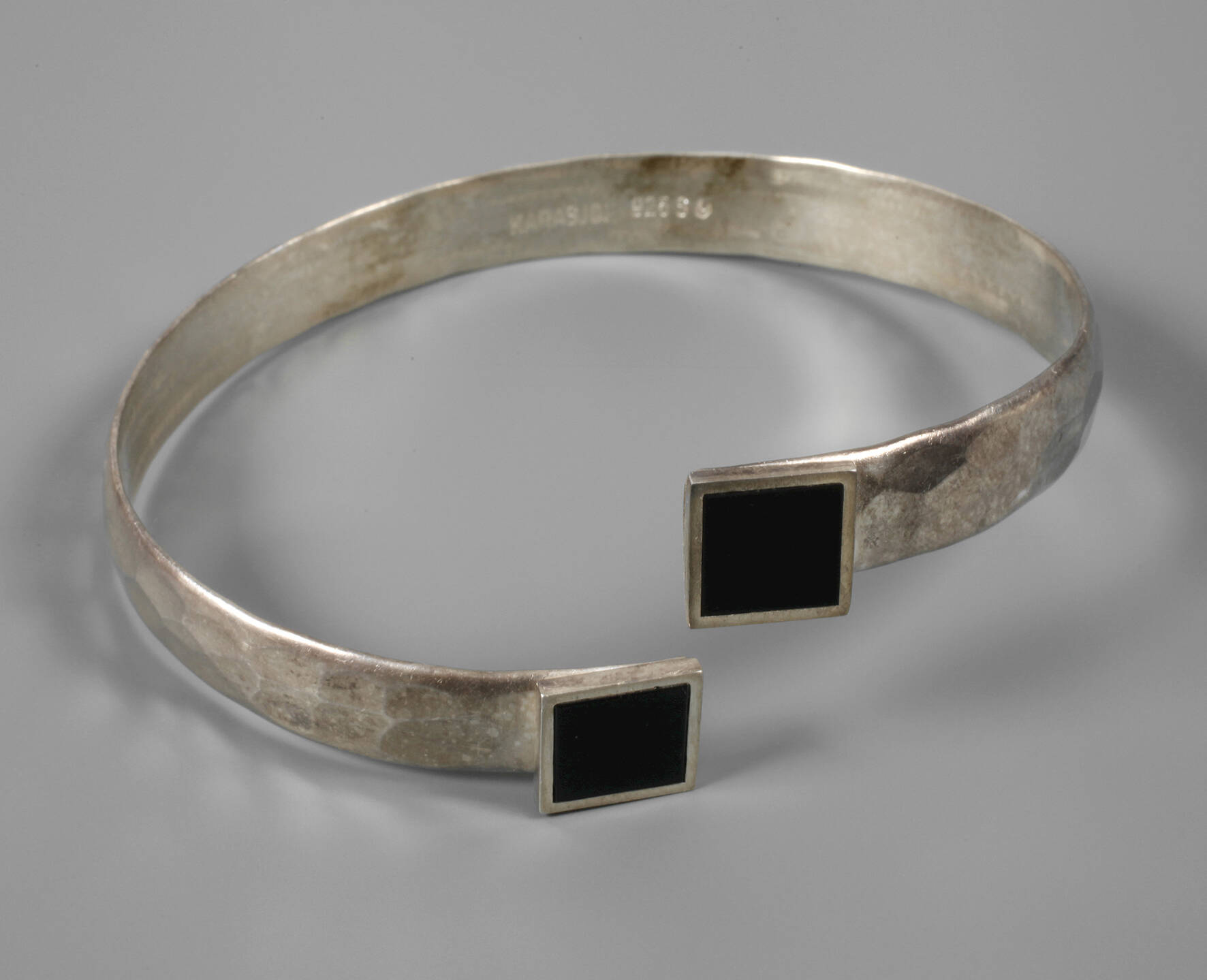 Armspange mit Onyx