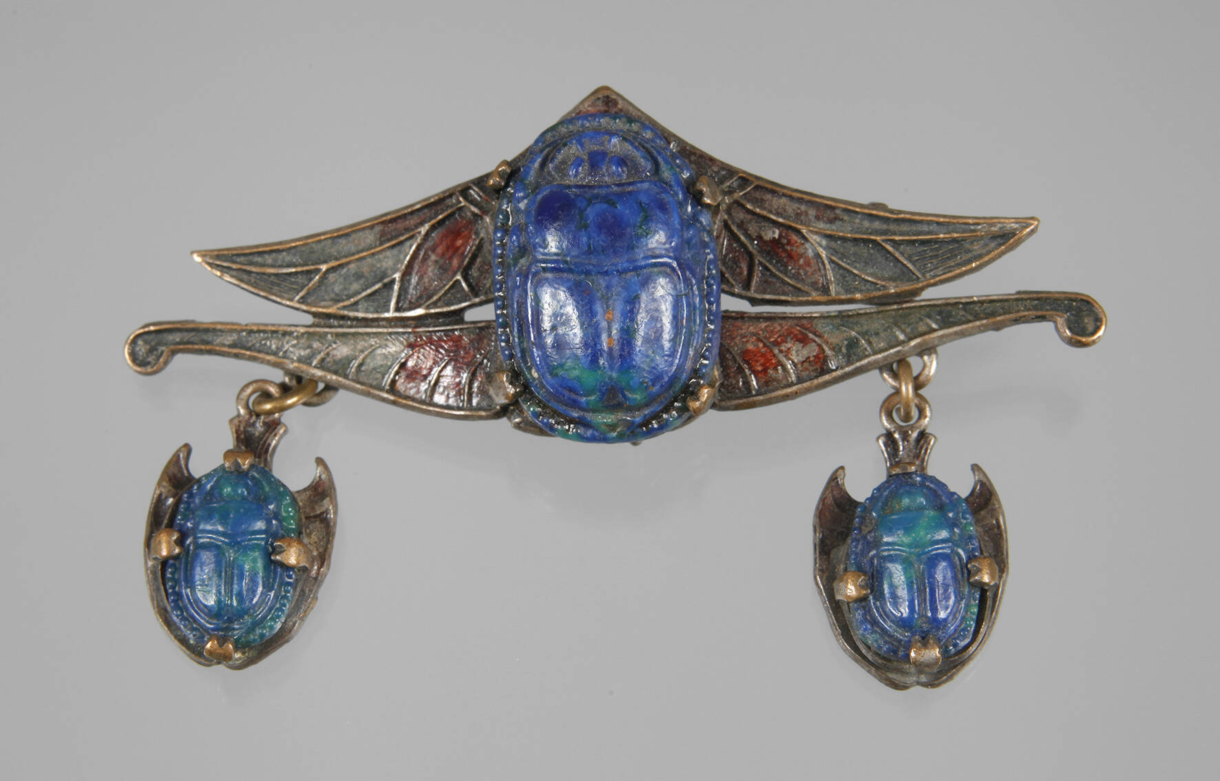 Brosche mit Skarabäen