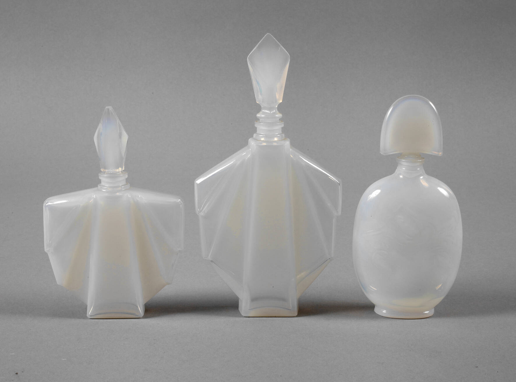 Drei französische Opalglasflakons