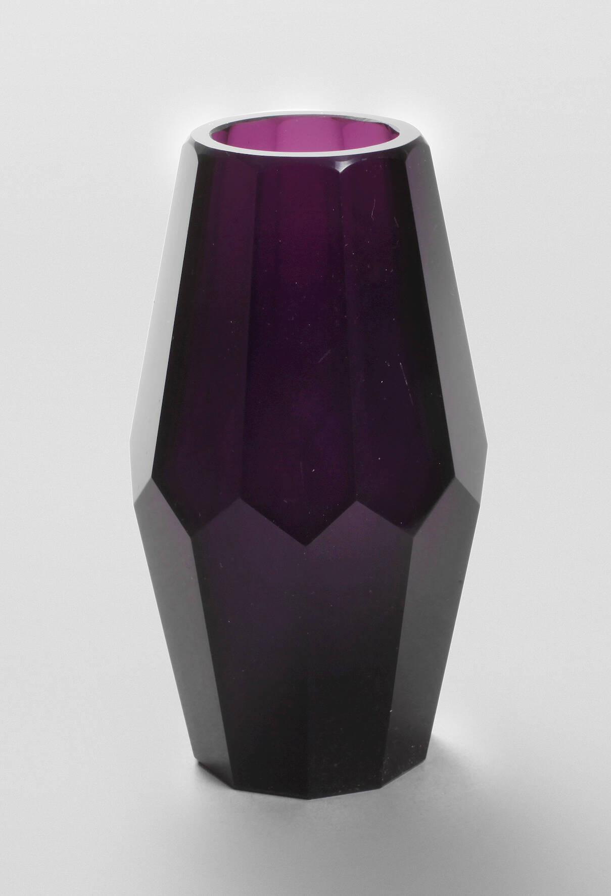 Kleine facettgeschliffene Vase