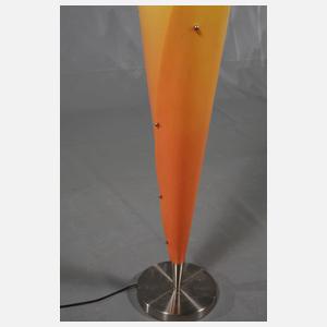 Stehlampe in Tütenform