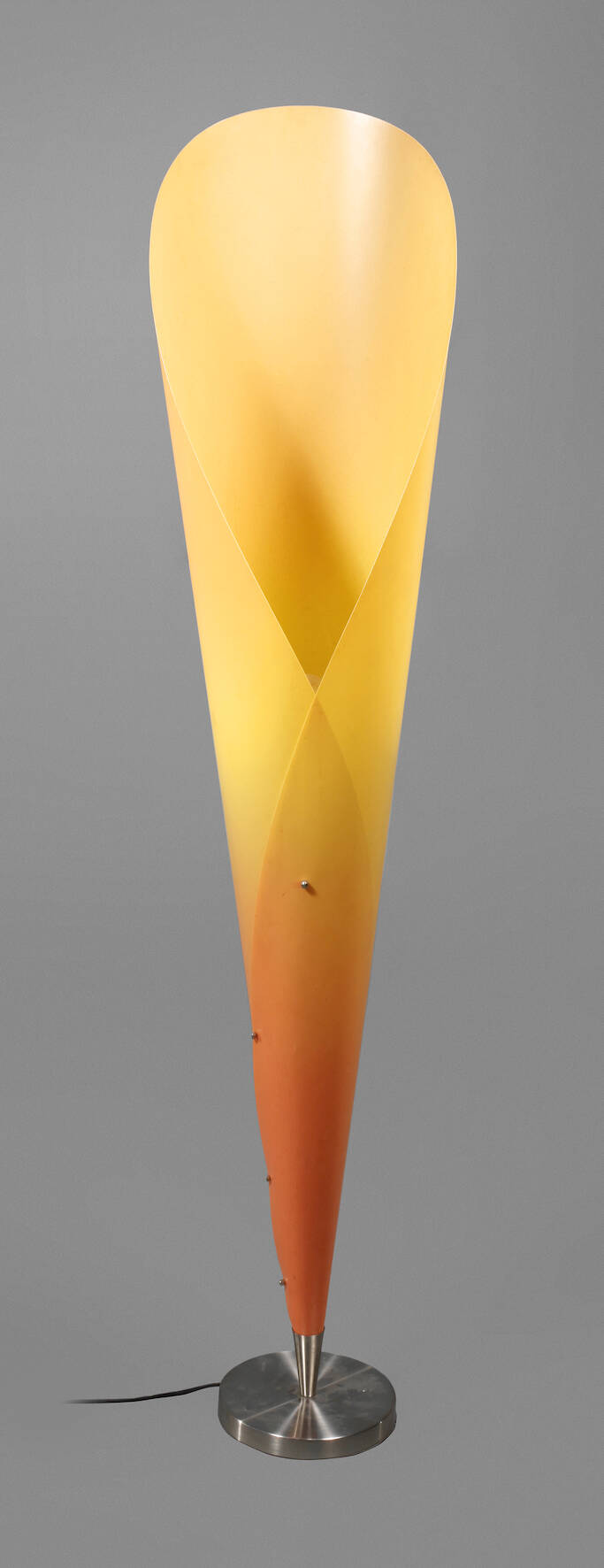 Stehlampe in Tütenform