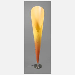 Stehlampe in Tütenform