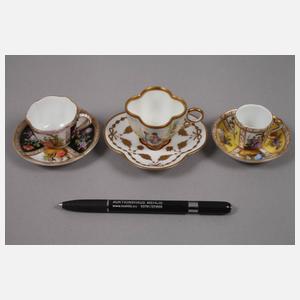 Dresden drei Miniaturtassen mit Figurenmalerei