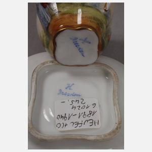 Dresden drei Miniaturtassen mit Figurenmalerei