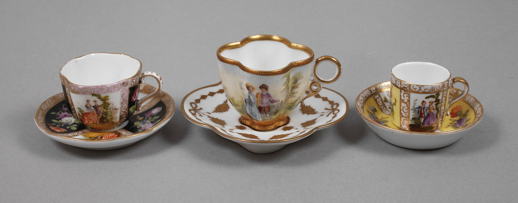 Dresden drei Miniaturtassen mit Figurenmalerei
