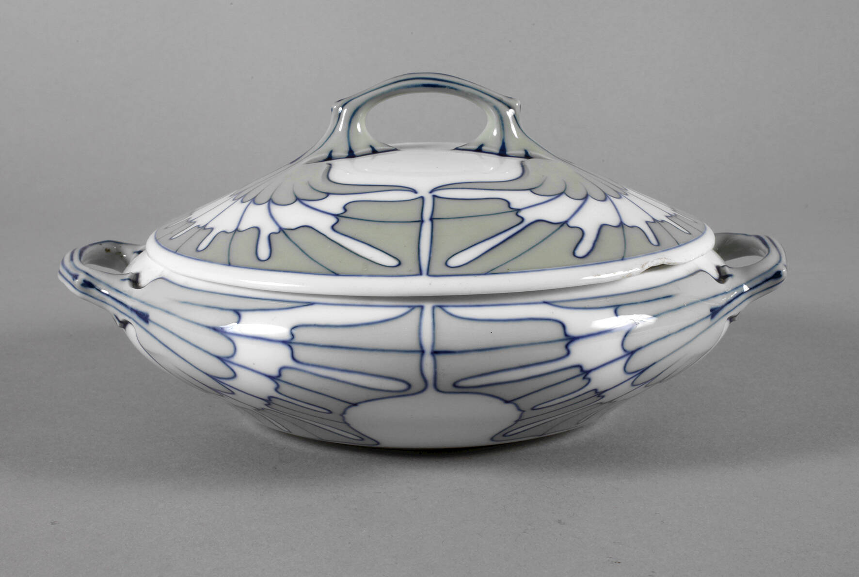 Meissen Deckelterrine aus dem "Flügelmuster"-Service