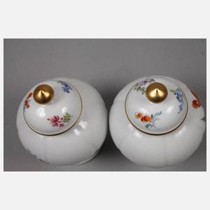 Meissen Paar kleine Deckelvasen "Blumenbukett"