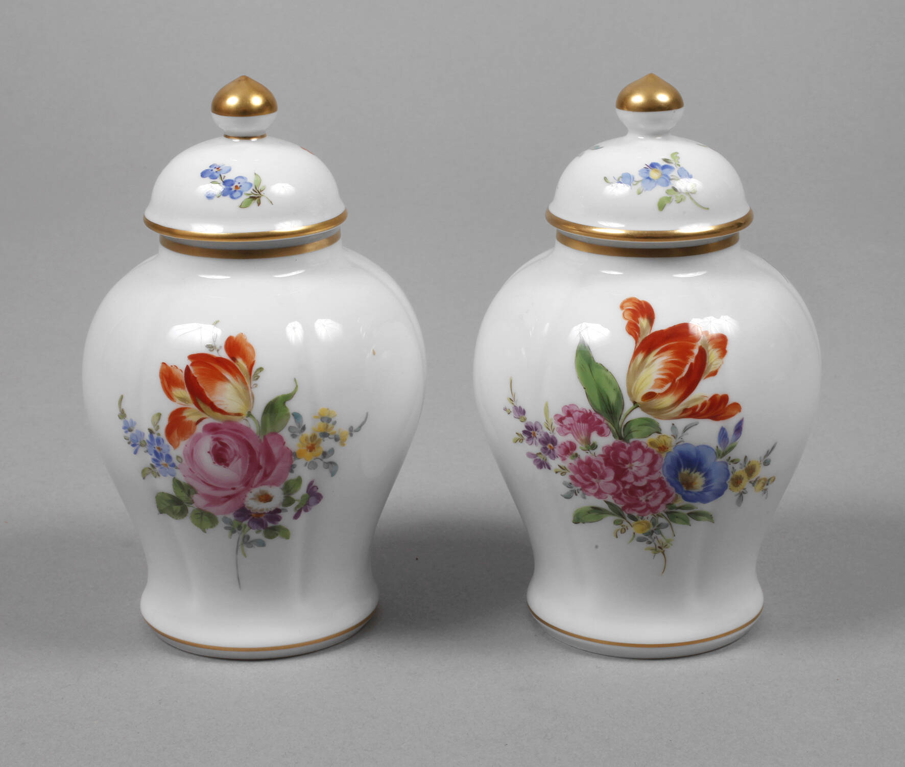 Meissen Paar kleine Deckelvasen "Blumenbukett"