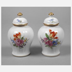 Meissen Paar kleine Deckelvasen "Blumenbukett"
