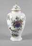 Meissen Deckelvase "Indische Blumenmalerei mit Vogel"