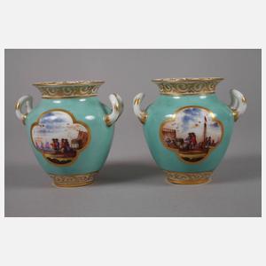 Paar kleine Vasen mit Kauffahrteiszenen