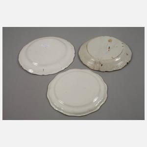 Drei Fayenceteller