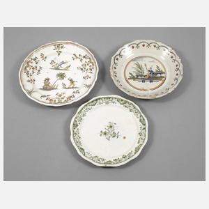 Drei Fayenceteller