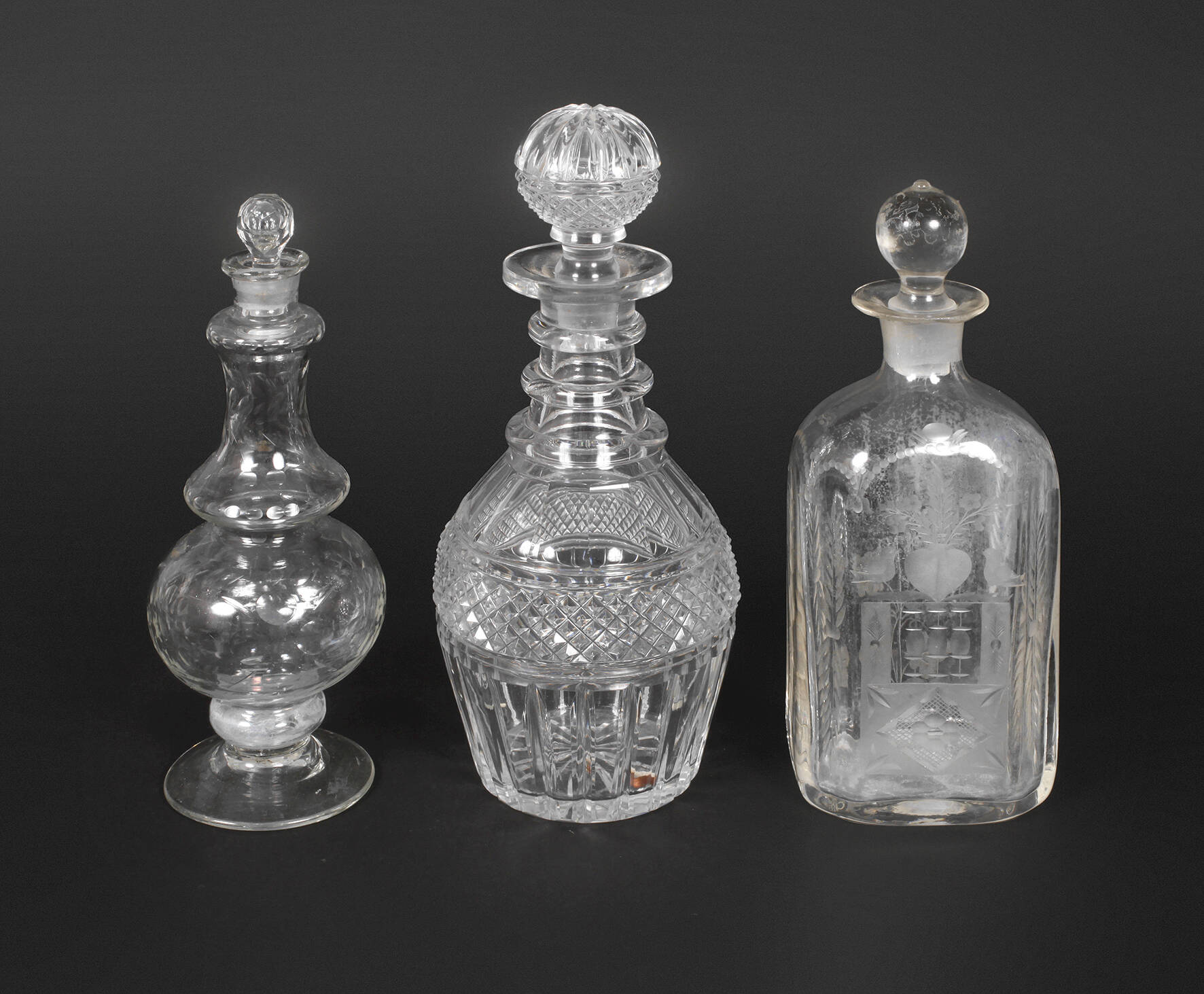 Drei Klarglaskaraffen