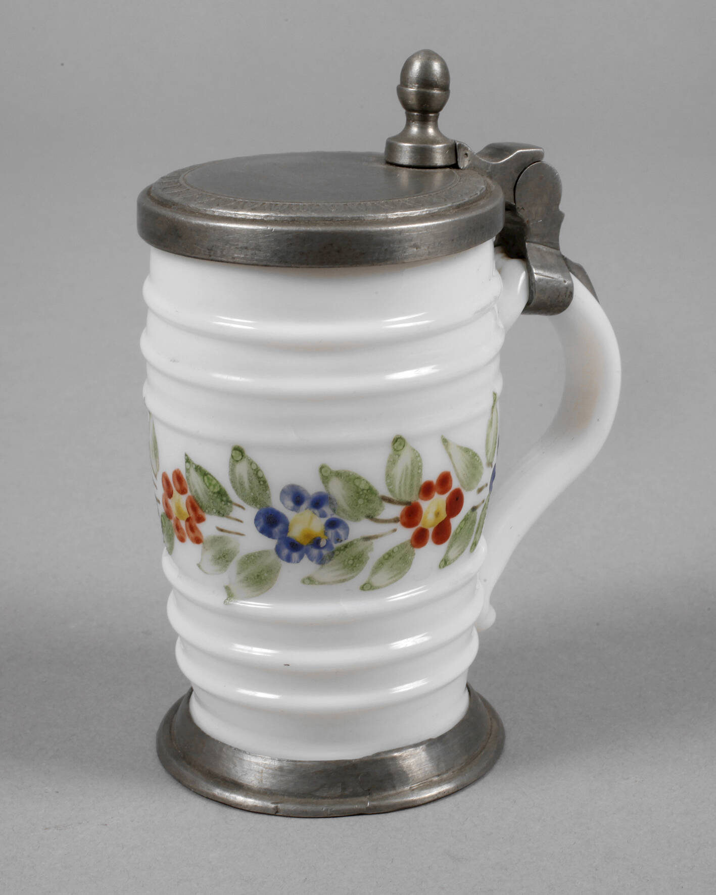 Kleiner Milchglaskrug