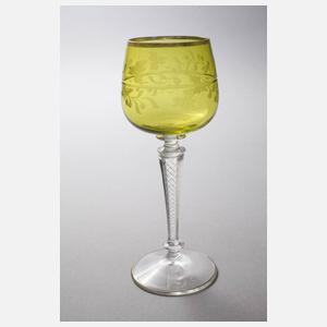 Drei und vier Weingläser