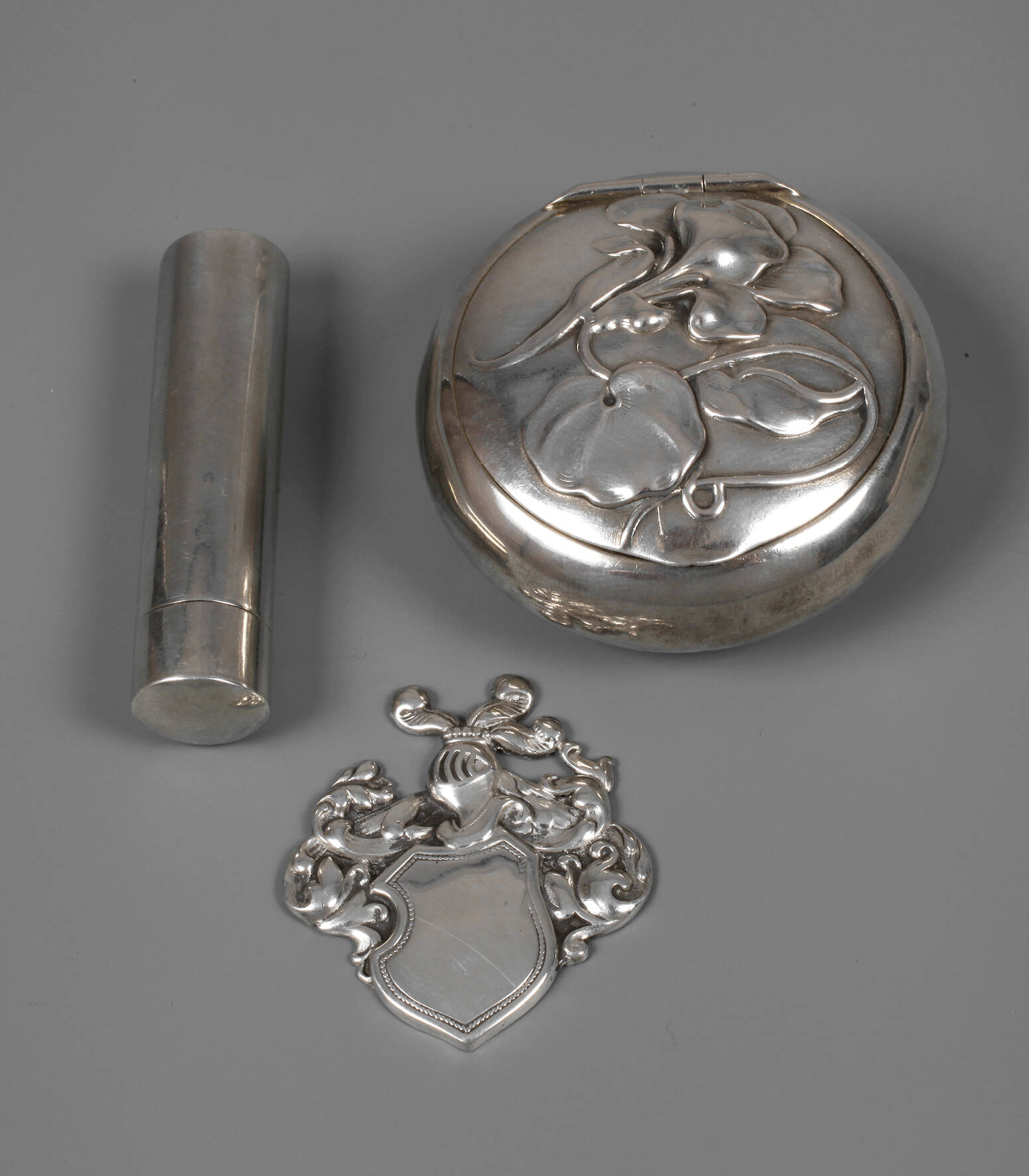 Zwei Pillendosen und ein Wappen Silber