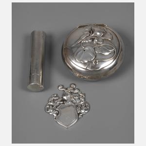 Zwei Pillendosen und ein Wappen Silber