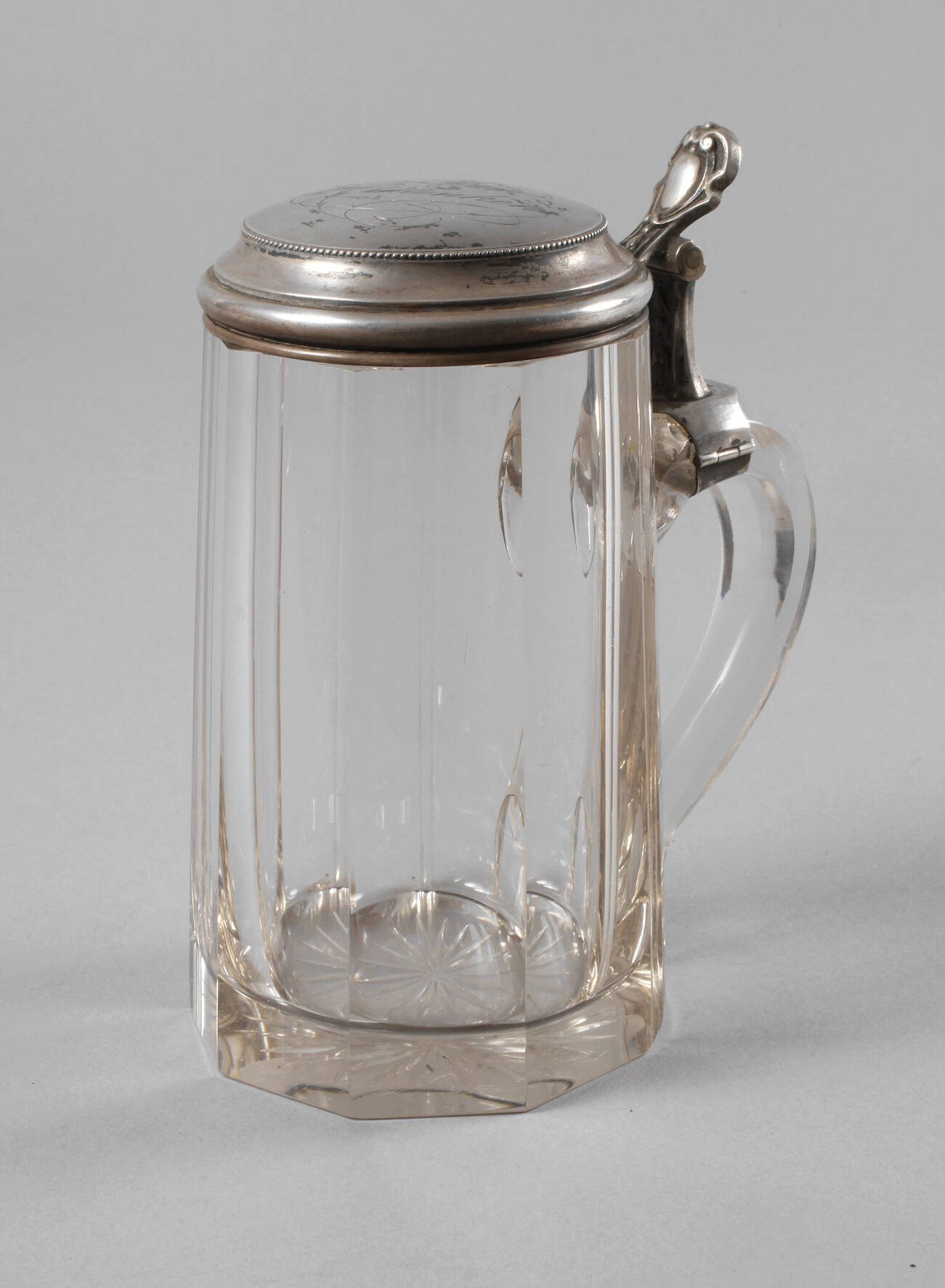 Bierkrug mit Silberdeckel