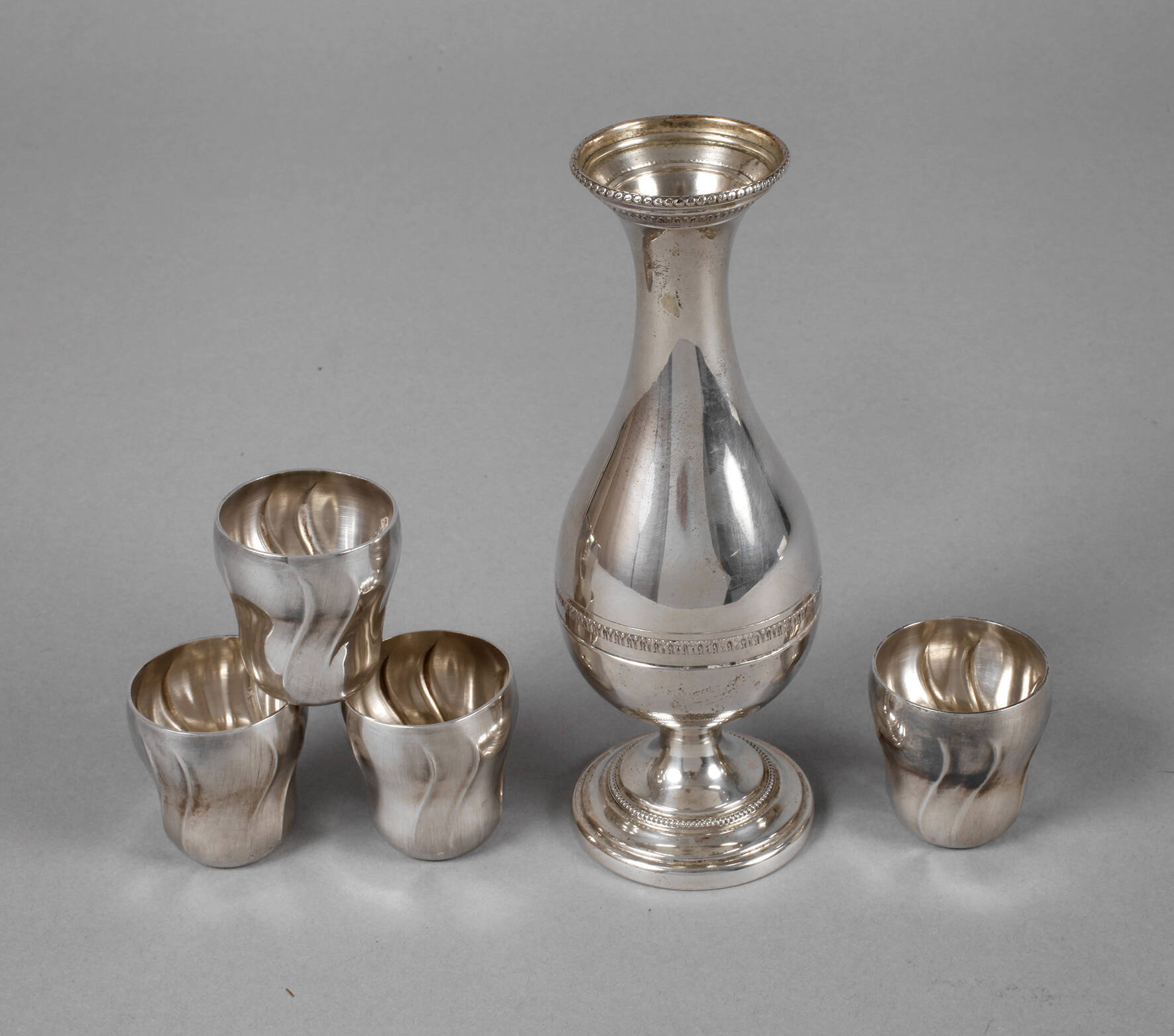 Vase und vier Becher Silber