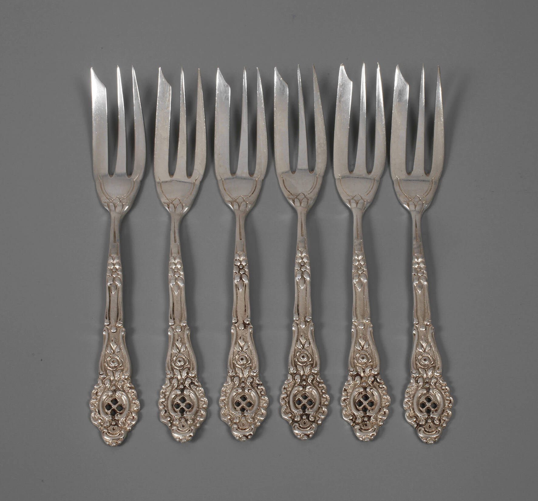 Sechs Kuchengabeln im Rokokostil