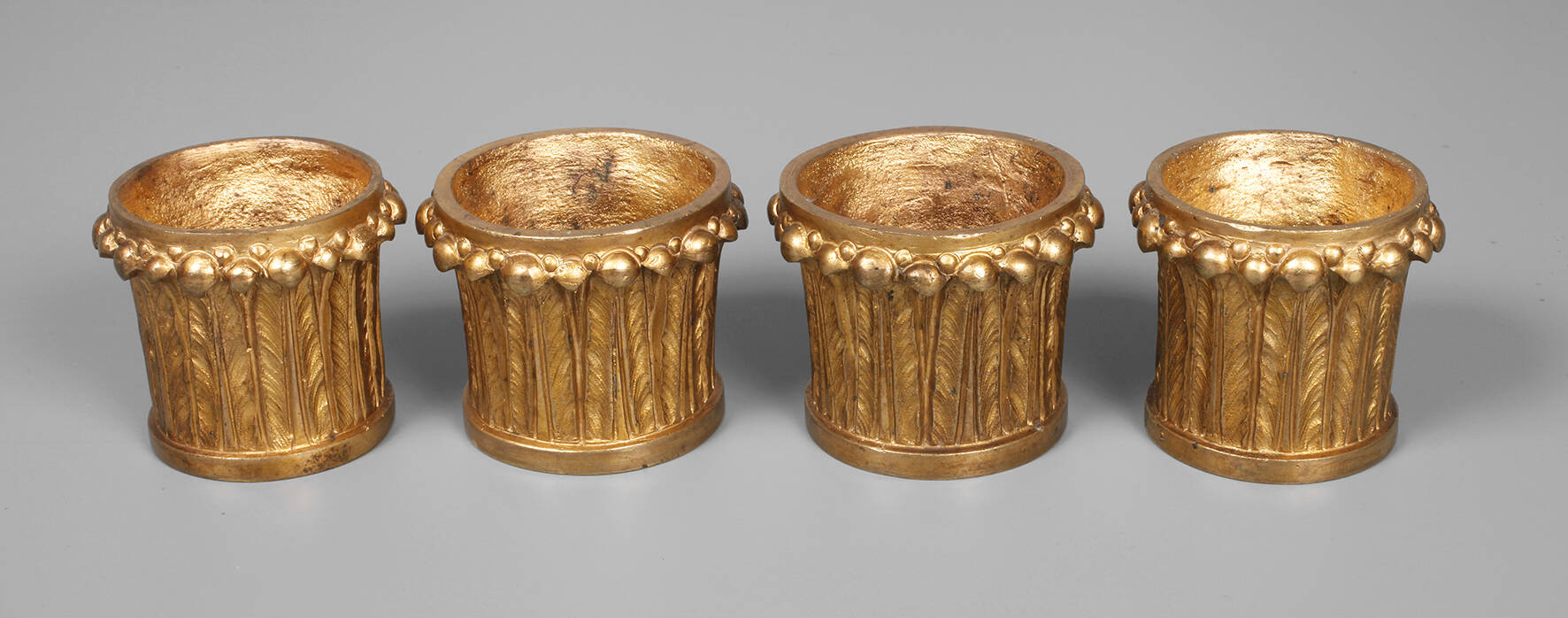 Vier klassizistische Bronzekapitelle