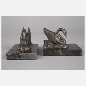 Paar Buchstützen als Schwäne