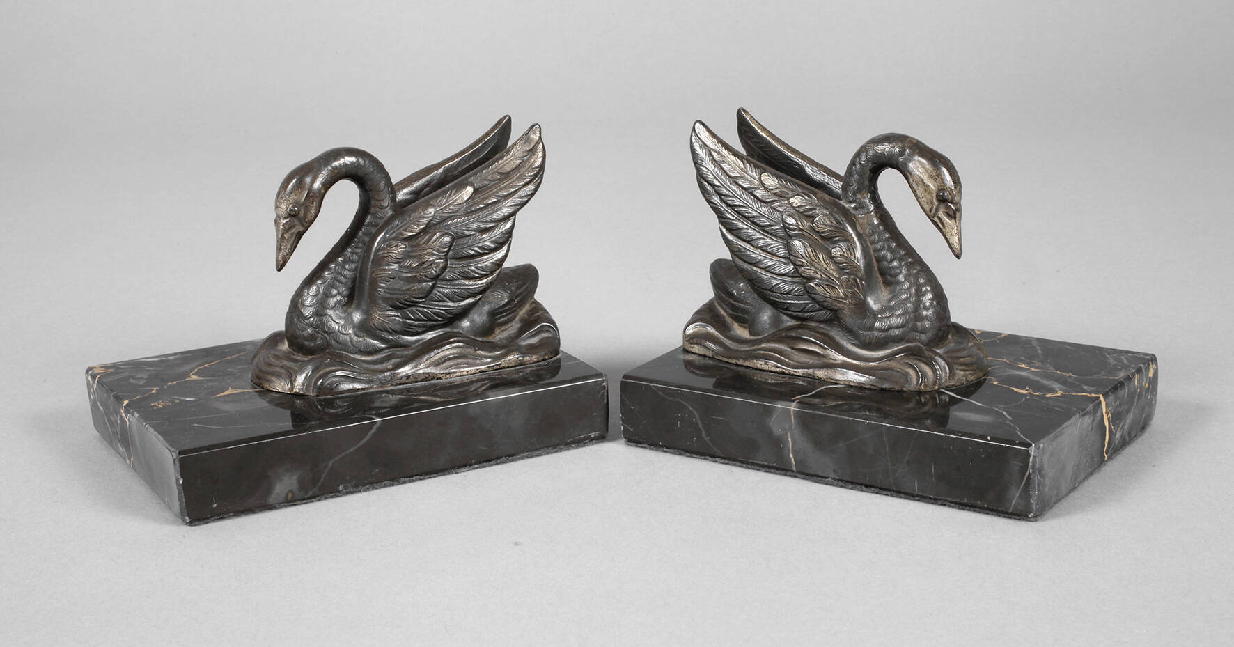 Paar Buchstützen als Schwäne