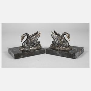 Paar Buchstützen als Schwäne
